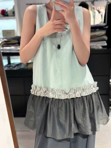 高级撞色接荷叶边拼无袖上衣 明暗细腻变化，自然光泽清新淡雅的薄荷绿，轻盈松弛的A摆廓形，深U领简单大方窄肩设计展露锁骨肩颈线条，衣摆底边由对丝工艺精致收边 轻盈