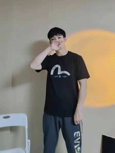 p100 Evisu福神 23新款贴布刺绣短袖T恤 小海鸥元素是每年的爆款，简约干净利落，多彩的贴布打破沉闷，金色的刺绣让人眼前一亮，个性百搭又吸睛，情侣出门必