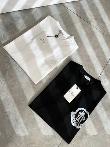 moncler蒙家 2025春夏男女同款情侣款最新的贸易订单短袖T恤，全品相！！网红款！采用Logo图案印花设计！上身舒适透气，不僵硬，整体有着丰富的立体感，品