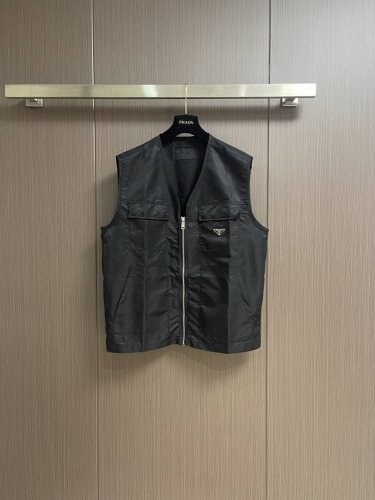 prada 2025Ss早春尼龙三角标多口袋机能马甲 这件机能感十足的尼龙马甲采用直身裁剪 极简主义态度 多口袋设计实用百搭 机能感满满 搭配标志性三角标足够经