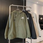 160 Nb新百伦三色工装夹克外套情侣款#爆款来袭 采用出口级聚酯纤维加密防风歪布 防水涂层无惧春季雨天气！可调节袖口&连帽细节给你算无遗漏的潮流！ 优质胸口