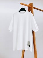 y-3 山本耀司 2025Ss春夏新品 简约外观下暗藏设计巧思。精选优质高支纯棉面料，柔软舒适且质感上乘，贴合肌肤，带来自在穿着体验。 衣身正面简洁大方，一侧的