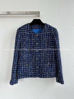爆款现货 流光蓝修身粗花呢格纹外套 采用法国进口花呢，由深浅不一的蓝色和乳白色带子多股纱线精密排纱交织，几十道工序反复雕琢格纹乱中有序，赋予面料丰富的纹理与质感