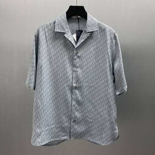 cd 蓝灰色桑蚕丝和棉质混纺短衬衫 Size S-Xl 这款短袖衬衫突显经典的 Oblique 印花。采用蓝色桑蚕丝和棉质混纺面料精心制作，搭配戗驳领和圆弧