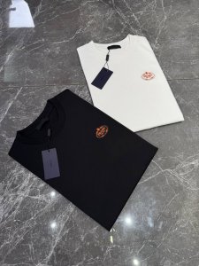 prada 25Ss经典简约基础款T恤！精致立体品牌字母标识.撞橘色绣花.简单高级！订制 G高织棉布制成.机织技术-相比于普通面料更加富有质感....上身舒适柔