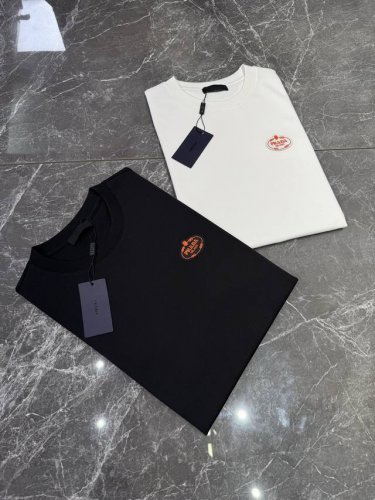 prada 25Ss经典简约基础款T恤！精致立体品牌字母标识.撞橘色绣花.简单高级！订制 G高织棉布制成.机织技术-相比于普通面料更加富有质感....上身舒适柔