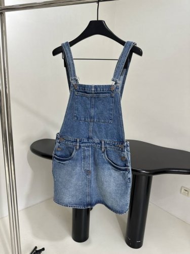 25新品丹宁牛仔背带裙 取材水洗效果的复古丹宁牛仔面料打造 背后饰有品牌标识贴布 侧面纽扣开合 洋溢年轻气息 推荐入手 ：牛仔蓝 ： Sml