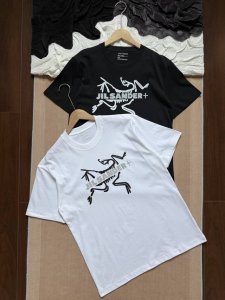 arc'teryx始祖鸟 Jil联名 圆领短袖T恤 男女同款 -面料采用260G纯棉面料，达到透而不露的黄金平衡点，完美规避透视尴尬，成衣尺寸稳定，多次机洗仍能
