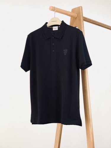 burberry 巴宝莉 经典B标刺绣章仔polo衫 甄选棉质珠地网眼布面料打造 胸前饰有 B 家徽标 Ekd 刺绣 呈现修身版型 来自B家经典之作系列 以鲜明