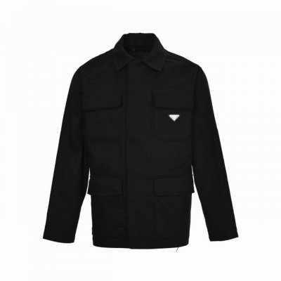 prada 普拉达 四口袋棉质工装风夹克外套 以45°斜向经纬交织构筑面料筋骨，紧密排列的棉纱形成天然立体肌理，赋予抗皱耐磨的实用基底，同时通过哑光质感呼应工装