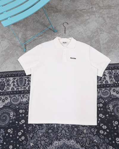 款F11 缪缪 顶级高品质 Miumiu 新款系列 微标字母polo衫 采用进口绣花机器 ，原版一致 定制高克重螺纹 双面珠地面料 三标齐全 定制纽扣 面料柔软
