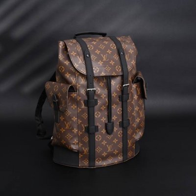 louis Vuitton Lv Christopher 老花背包双肩包 以 Monogram 帆布演绎出了徒步旅行包的粗犷而朴实的精神。 其款式别致，工作和娱