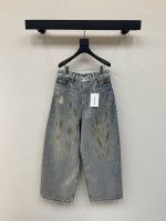 acne*新款彩虹泥染牛仔裤！阔腿做旧微破洞珠光泥染牛仔裤♀ 这款牛仔裤以人鱼珠光色为主调，融合牛仔蜡面质感，呈现出多角度变幻的视觉效果，仿佛波澜般的珠光流动，