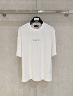 Gucci 25新款短袖Yyds 日常出门闭眼搭 定制纯棉弹力棉面料短袖T恤 魅力在于创造了简约奢华感的时尚,随意搭配感受英式风格独特气质. 宽松的版型展现出休