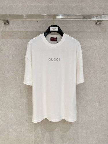 Gucci 25新款短袖Yyds 日常出门闭眼搭 定制纯棉弹力棉面料短袖T恤 魅力在于创造了简约奢华感的时尚,随意搭配感受英式风格独特气质. 宽松的版型展现出休