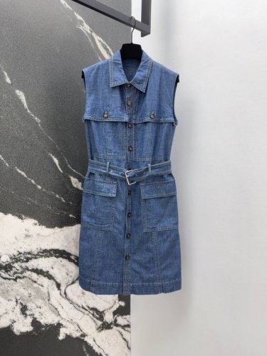 bv 25Ss 春夏新品英伦风双口袋无袖牛仔连衣裙 复古韵味工装风口袋休闲帅气 可调节收腰版型轻松凹造型 版型上身巨显瘦 兼具时尚与实用性 是每个小仙女衣橱里必