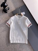 moncler蒙口 2025 新品短袖Polo，帅气时尚，顶级定位顶织字母Logo，简约百搭款。面料针织 不仅挺括，保持潮流的廓形，又穿着舒适，纱织更细腻，码数