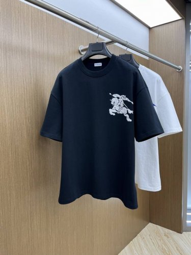 bbr Ss夏装新品 专柜在售 最新系列图案Logo短袖T恤 必须人手一件的节奏！ 进口顶极精梳棉面料，极为亲肤舒适 摸上去非常的细腻，质感很好，完美体现立体感