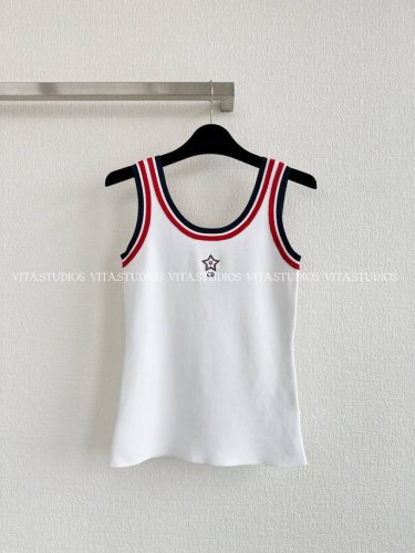 爆款预定 撞色边科技针织背心 这款背心来自 Dior Vibe 限定系列，重新诠释运动风格经典标识 采用定制黏胶与涤纶混纺纱线织造,亲肤透气 简约大方款式，精细