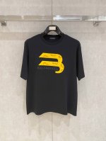 巴黎世家高定面料 250克纯棉 2025蛇年春夏专柜新品短袖时尚经典圆领短袖袖口下摆采用无痕设计 时尚单品设计，更加时尚舒适，高标准定制，上身非常有型，胸前品牌