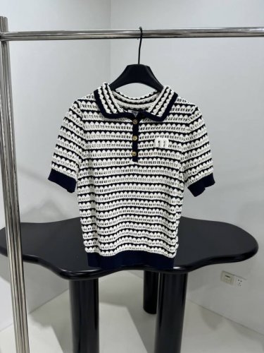 新品羊毛混纺polo衫 羊毛混纺面料制作 饰品牌标识刺绣 减龄条纹设计 polo领口 纽扣开合 修身弹力版型 推荐入手 黑白色 L