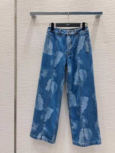 Fend* 2025Ss新款 高版出品~超时髦新款丹宁牛仔 酵洗个性色调上身又酷又飒爽 采用定制高品质斜纹棉质水洗牛仔面料，纹理细腻，棉感自然，既有筋骨感又不失