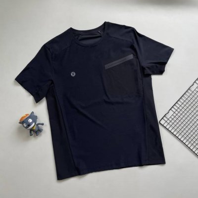 Lululemon露露夏季速干短袖！ 高品质速干面料！上身舒适透气！排汗速干，功能强大！ 经典简约款式，时尚百搭，双肩排气口，炎炎夏日拒绝闷热！ 简约不简单，细