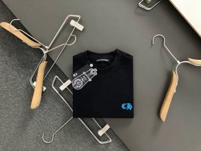 Ch*宽松版型S-Xl 最新最顶级梵文刺绣融合后幅手绘款经典Logo 融合潮流纯棉短袖，最顶级的品质专柜原单短袖，顶级制作工艺进口面料，专柜款独特设计，采用进口