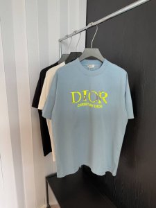 Dior 2025Ss春夏新款短袖 全棉平纹面料打造 再洗水定型 磨破工艺 前胸Logo3D立体压胶工艺 高品质 手感柔软 定制面料 做工精细 男女同款 黑色
