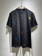 Louis Vuit*On 2025春夏路易家族轻奢Monogram印花工艺短袖T恤，男女同款背后反向铭牌贴布装饰！路易家族的新高端，细节品质永远的那么完美无瑕
