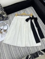 爆款现货 原单高品质 Miu Mi*｜25新款绣花蝴蝶结系带半裙 颜色百搭高级 定制版型包容性好 尽显高级随意感 视觉盛宴 四季必入的百搭单品 订制面料，休闲范