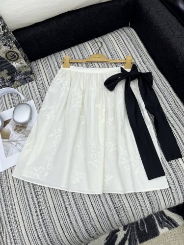 爆款现货 原单高品质 Miu Mi*｜25新款绣花蝴蝶结系带半裙 颜色百搭高级 定制版型包容性好 尽显高级随意感 视觉盛宴 四季必入的百搭单品 订制面料，休闲范
