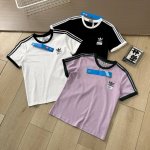 三叶草条纹圆领刺绣短袖 阿迪达斯Adidas三叶草圆领拉条短袖 专柜同步发售 目前来讲是销量第一的单品 标志性胸前三叶草小绣花饱满立体 加上小Logo印花小标很