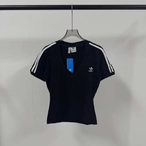 8630# 韩国专柜卖断货大爆款 Adidas 阿迪达斯 三叶草 25夏新款 绣花Logo 三道杠V领女款短袖T恤 强力推荐 店主自留款！大货大货出来啦！集美们