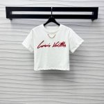Louis Vuitto*2025新品上架 短款刺绣字母 定制Yb进口原生全棉材质 透气舒适 质感十足 领口饰以金属字母链条点缀 增添造型层次感 胸前刺绣花体字