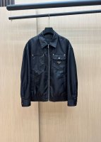 主推 prada早春款2025最新款时尚设计师款夹克外套.处处细节显工艺足够的高级 结构性剪裁的设计改变来展现男士多样的形象变化，修身利落、剪裁合体，满足时下正