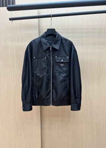 主推 prada早春款2025最新款时尚设计师款夹克外套.处处细节显工艺足够的高级 结构性剪裁的设计改变来展现男士多样的形象变化，修身利落、剪裁合体，满足时下正