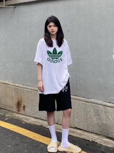 上新！Adidas图案碰撞，超级吸睛！不仅保留了阿迪达斯传统的招牌风格，色调上的搭配效果自带层次，视觉上很有高街调性！重工艺高质感，棉质感强，男女同款！ 尺码：