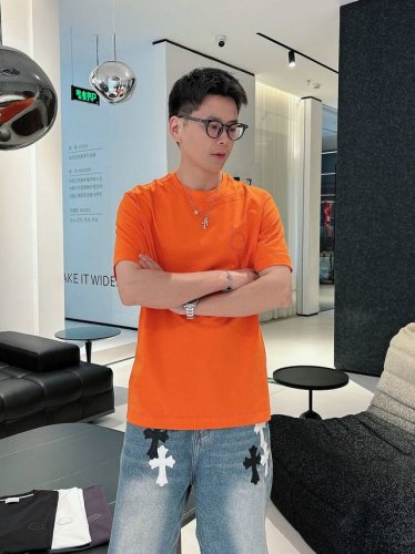 蒙口 2025春夏新款首发专柜最新款短袖圆领T恤 高端订制 设计前卫时尚！品牌Logo重工艺设计 高端定制进口液氨匹马棉面料.手感柔软.穿着舒适.专柜级别精致车