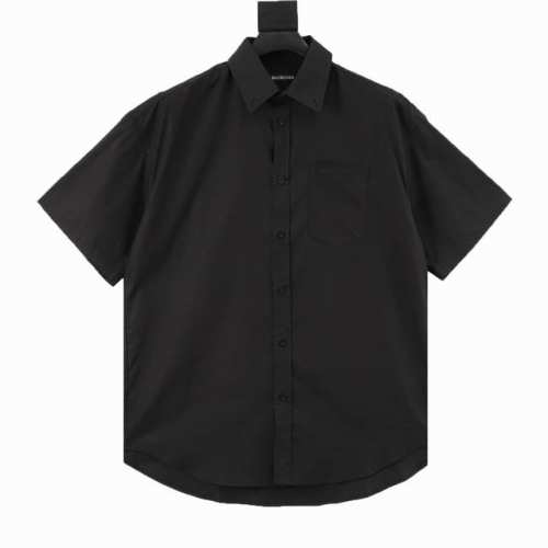 Balenciaga巴黎世家 红色签字胶带短袖衬衫 夏日焦点预警！宝子们巴黎世家2025春夏系列又双叒叕放大招了！这件红色签字胶带短袖衬衫，简直就是 叛逆与优雅