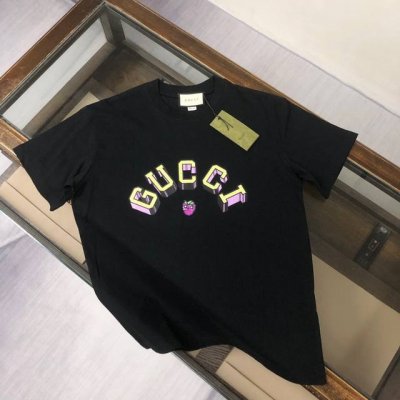Gucci 古驰 24Ss夏季新款圆领短袖T恤！270克重磅高端纯棉面料，手感质感都极完美！修身裁剪设计干净利落！时尚又好看！走线做工非常精致！版型效果超赞！而