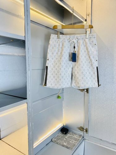 官网原单货 可穿200斤路易威登Lv 简约时尚 2025夏款夏季休闲裤牛仔裤牛仔短裤五分裤身穿着非常舒适 低调不失奢华 穿出去非常有档次,裤型款式和裁剪亦无需多