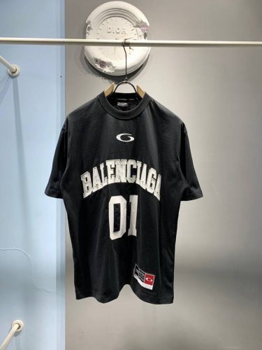 新款 顶级版本 巴黎世家Balenciag 2025Ss春夏季 新款 Blcg刺绣+01印花运动短袖T恤男女同款！ 本款T恤采用全棉平纹面料打造，再洗水定型工艺