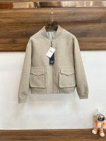 主推 P530 Dior 25S春季新款迪奥棒球领夹克外套，高端品牌时尚潮流休闲外套，细节无可挑剔，品牌元素设计理念，体现高品质。呈现休闲裁剪，上身版型超赞！