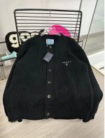 款号：Hmy52# prada 粗针羊毛开衫 原版购入 历时开发2个月 定制订纺粗纺羊毛 并经过柔顺处理 亲肤不扎 颜色历经3次染色 力求达到原版颜色效果，胸前