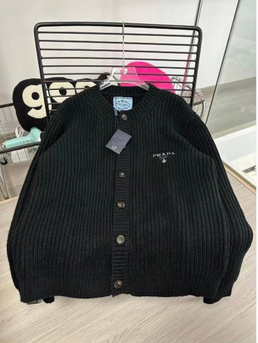 款号：Hmy52# prada 粗针羊毛开衫 原版购入 历时开发2个月 定制订纺粗纺羊毛 并经过柔顺处理 亲肤不扎 颜色历经3次染色 力求达到原版颜色效果，胸前