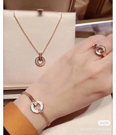 Bvlgari 宝格丽 最新 圆盘 字母 双层 细工精雕 独家首发 大气经典 让人耳目一新 令人沉醉最高级别 的新款将经典的圆形简化为白贝玫瑰金圈，充满几何现代