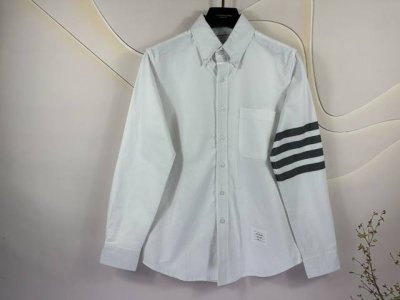 Thom Browne Tb新款色织四条杠衬衫 高支高密定制牛津纺面料 由于面料的特殊定织方法，衣服的裁剪必须用激光定位裁剪，上下裁的条纹必须要在同一个位置，裁
