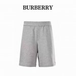 burberry巴宝莉Bbr 格纹棉后口袋贴花短裤 选用轻盈的翻面绒棉质面料，以棉纤维为主要原料，正面是光滑的棉质表面，另一面经过起绒处理，形成细腻的绒毛表面，