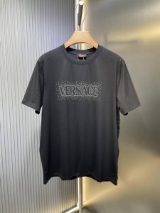versace 范思哲 ，25Ss春夏新品美杜莎重工刺绣水晶点缀短袖T恤，正面饰有刺绣美杜莎+水晶点缀，本品由80支双股丝光长绒棉面料定制而成, 采用80支双股